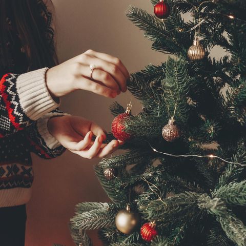 Weihnachtsbaum-Fehler: Frau schmückt Baum