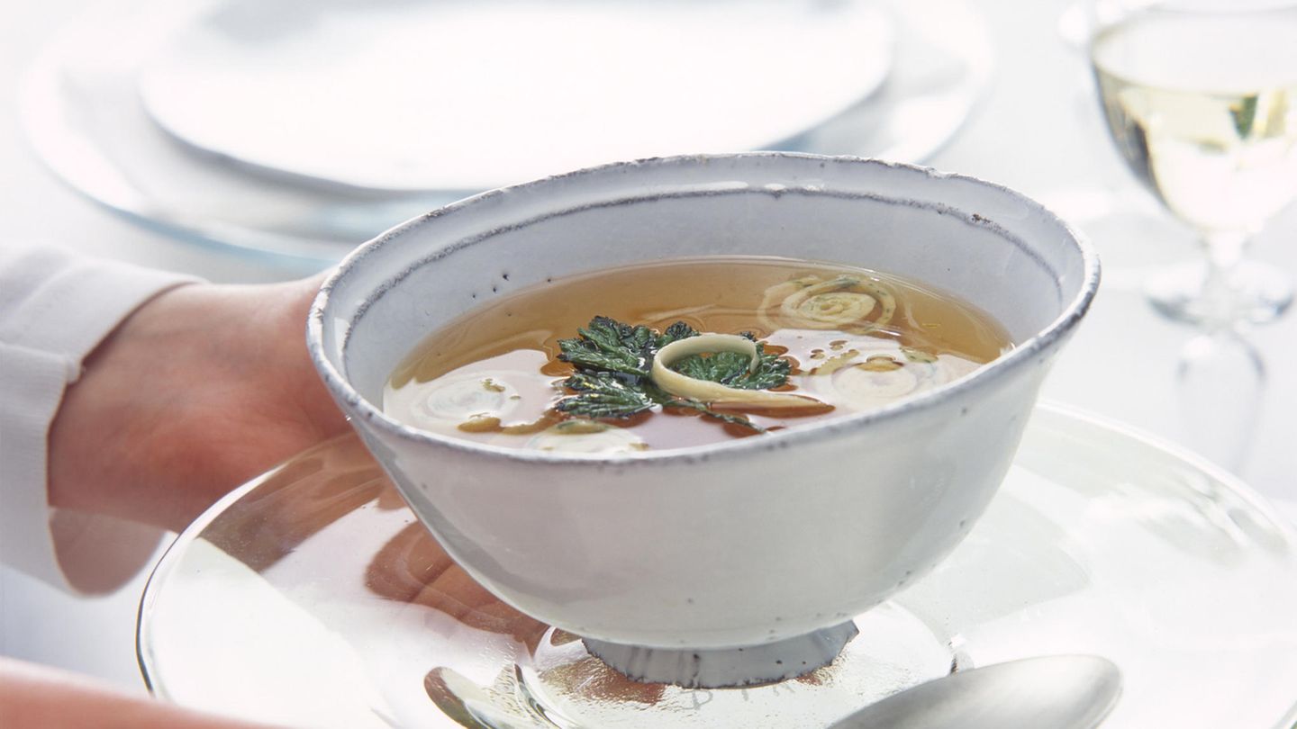 Klare Brühe mit Flädle BRIGITTE.de