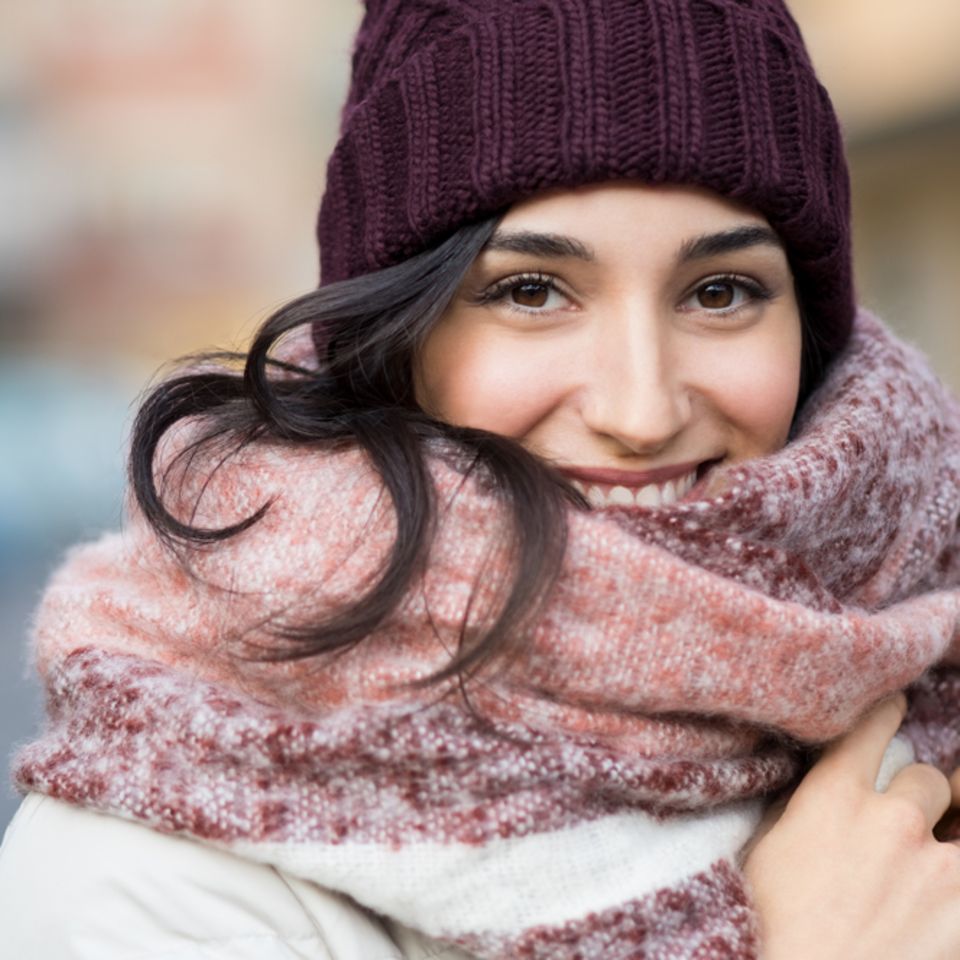 Bakterienfalle Schal: So oft solltet ihr in waschen: Frau mit Mütze und Schal