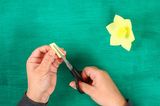 Blumen basteln: Papier zerschneiden