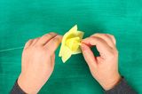 Blumen basteln: Blütenstempel aus Papier in Papierblume kleben