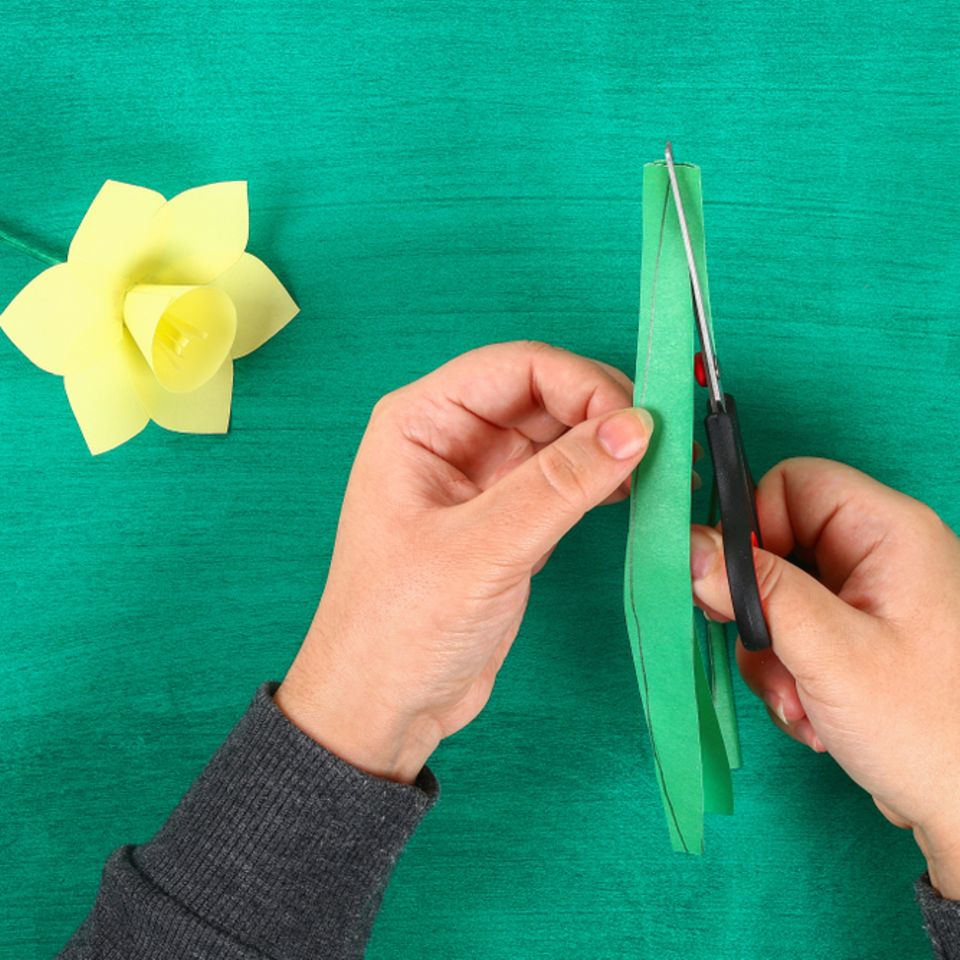 Blumen basteln: Blätter aus Papier ausschneiden