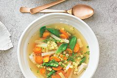 Hühnersuppe mit Frühlingsgemüse Hühnersuppe mit Frühlingsgemüse