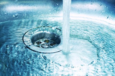 Wasserhärte messen: Wasser strahl im Waschbecken