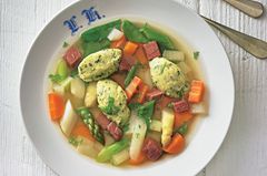 Rindfleischeintopf mit Frühlingsgemüse und Kräuterklößchen Rindfleischeintopf mit Frühlingsgemüse und Kräuterklößchen