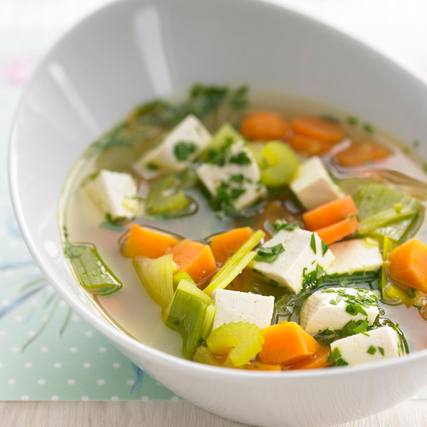 Klare Currysuppe mit Gemüse