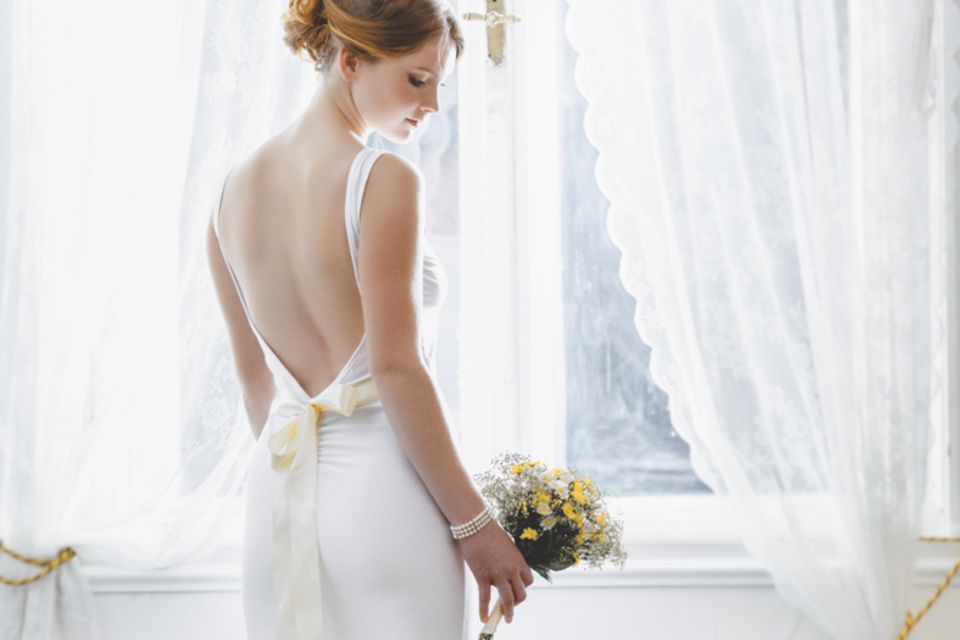 Hochzeitstrends 2020: Frau in weißem rückenfreien Brautkleid