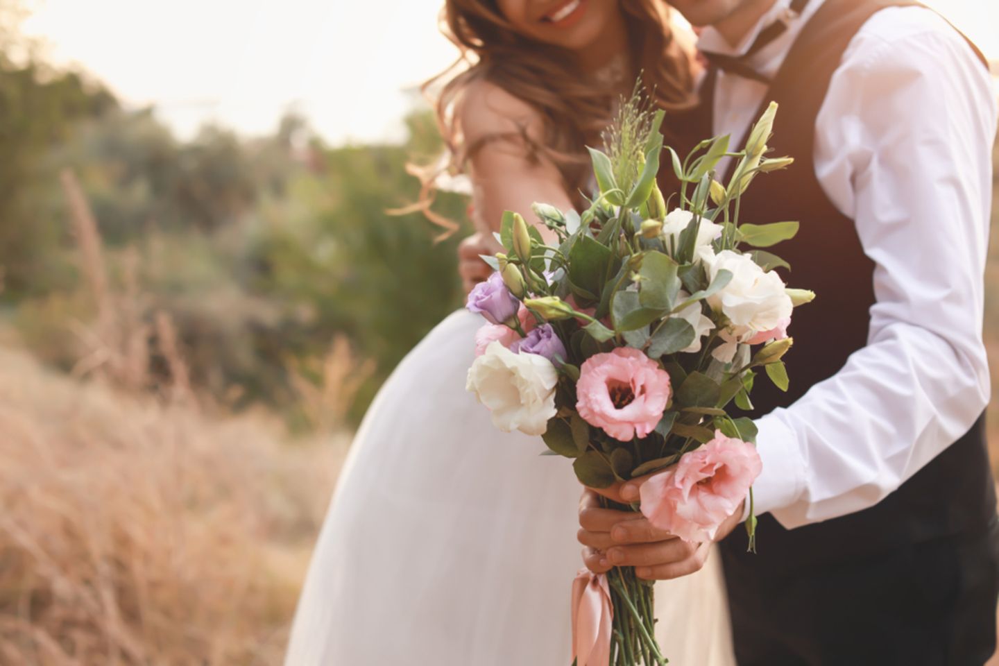 Hochzeitstrends 2020: Brautpaar hält Brautstrauß