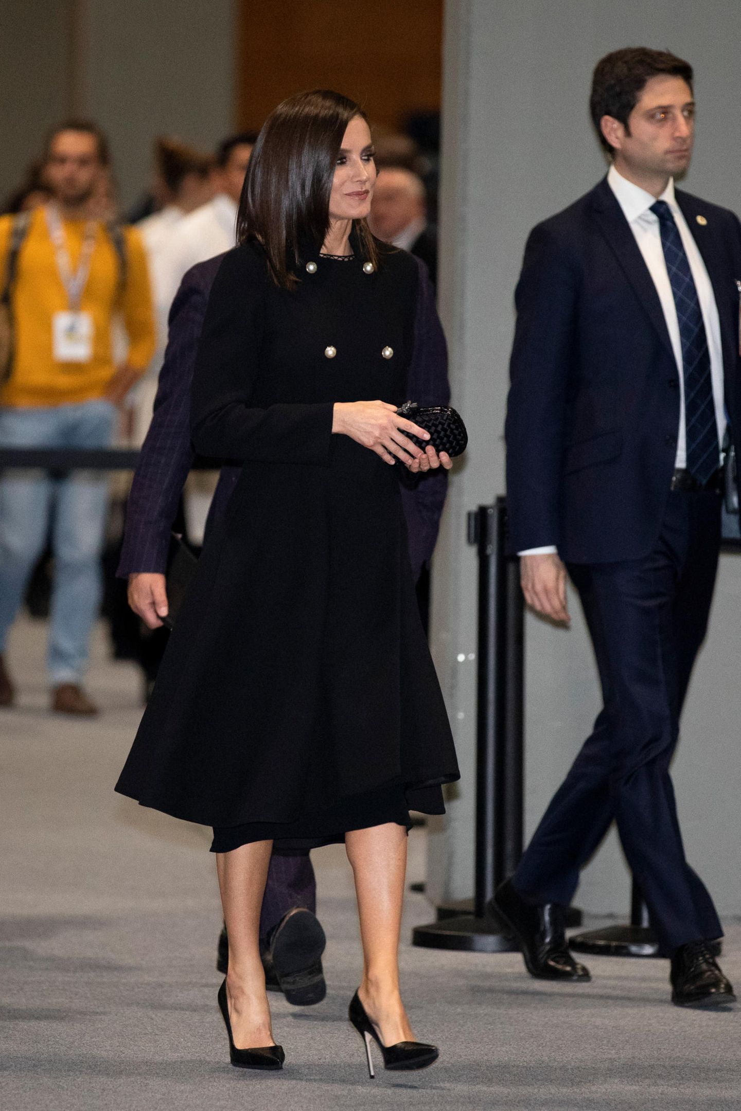 Zwei Auftritte, ein Look – und doch ganz verschieden! Bei einem Klima-Gipfel in Madrid zeigte sich Königin Letizia zunächst noch in einem eleganten Look, bestehend aus einem schwarzen Mantel mit Perlenknöpfen. Diesen legte sie nur wenige Stunden später allerdings ab und präsentierte darunter ...