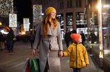 Hat da jemand Shoppingtour gesagt? Nicht nur wir Mamas freuen uns, wenn wir ohne Rücksicht auf unser Konto oder die Tragfähigkeit des Mannes einkaufen dürfen, auch für die Mini-Mes ist es ein Erlebnis. Da muss es auch nicht immer die nächste größere Stadt sein, denn wenn schon, denn schon! Mit dem Zug kommt man bequem nach Kopenhagen, Amsterdam oder Wien. Und wenn man schon mal da ist…  Tickets für zum Beispiel die Zugreise unter www.bahn.de. 