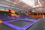 Wenn der Weihnachtsmann ein Trampolin bringen sollte, dafür aber im Schlitten (und im Garten) kein Platz ist, kommen Geschenkgutscheine für einen Besuch im Trampolinpark wie gerufen. Dort kann man nicht nur auf riesigen Flächen hüpfen und springen was das Zeug hält, sondern auch an Aktionen oder Spielen teilnehmen. Sport frei!   Gutscheinbox in weihnachtlichem Design von JUMP House ab ca. 20€ über www.jumphouse.de. 