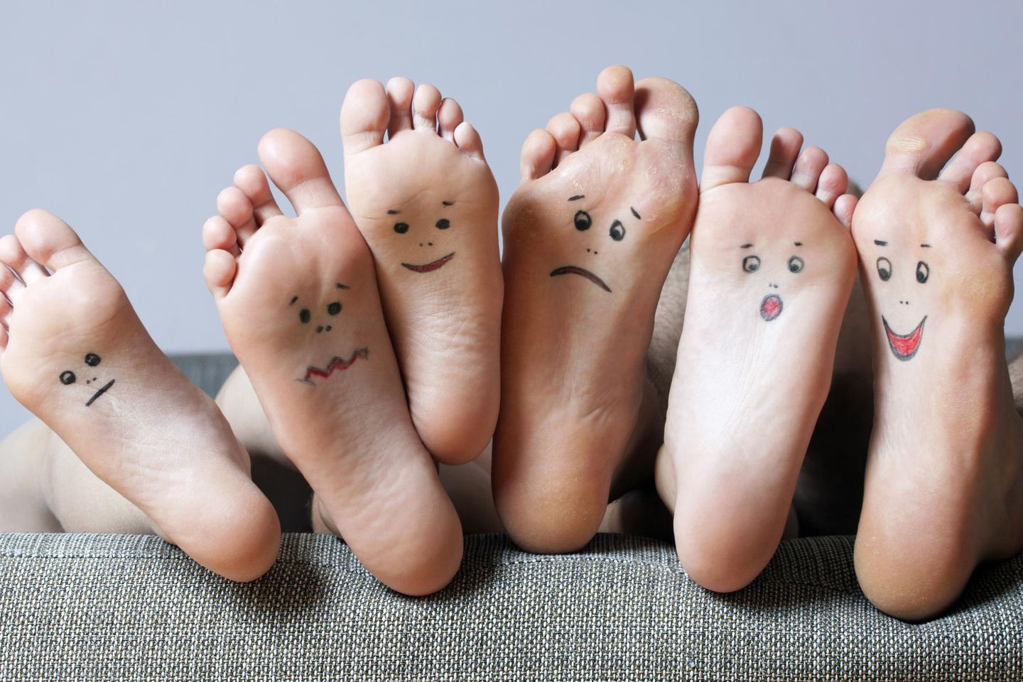 Trockene Füße: Füße mit aufgemalten Gesichtern