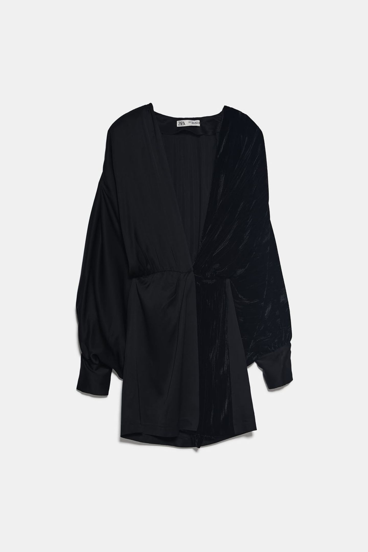Perfekt für die Festtage – dieses Wickelkleid mit edlen Samtdetails. Von Zara, um 50 Euro.