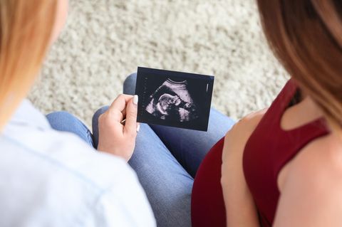 Shared Motherhood: Zwei Frauen betrachten Ultraschallbild