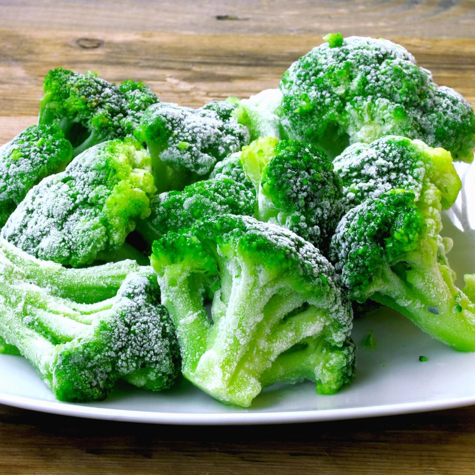 Brokkoli einfrieren: Gefrorener Brokkoli auf einem Teller