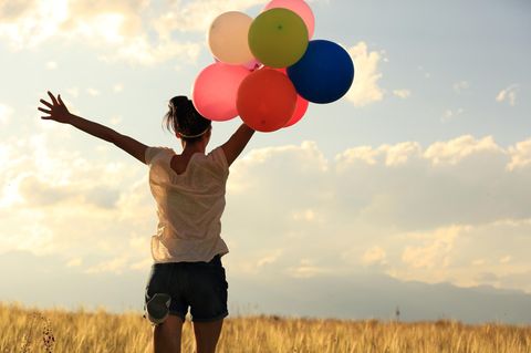 Von anderen beeinflussen lassen: Frau mit Ballons