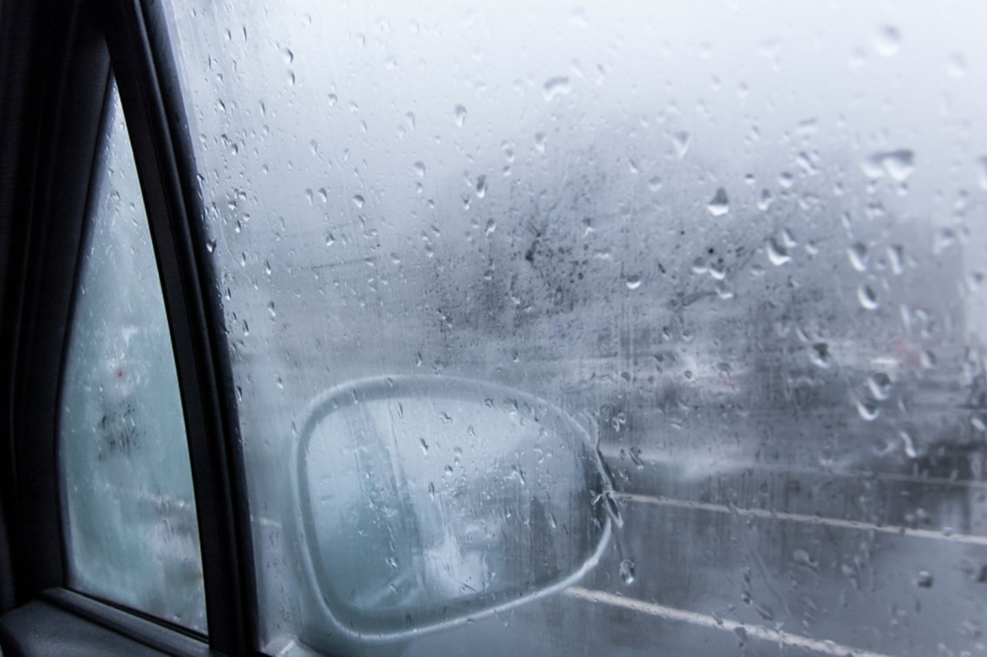Feuchtigkeit im Auto - Beschlagenes Autofenster