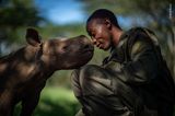 Wildlife Photographer of the Year 2019: Ranger mit Nashornjungen
