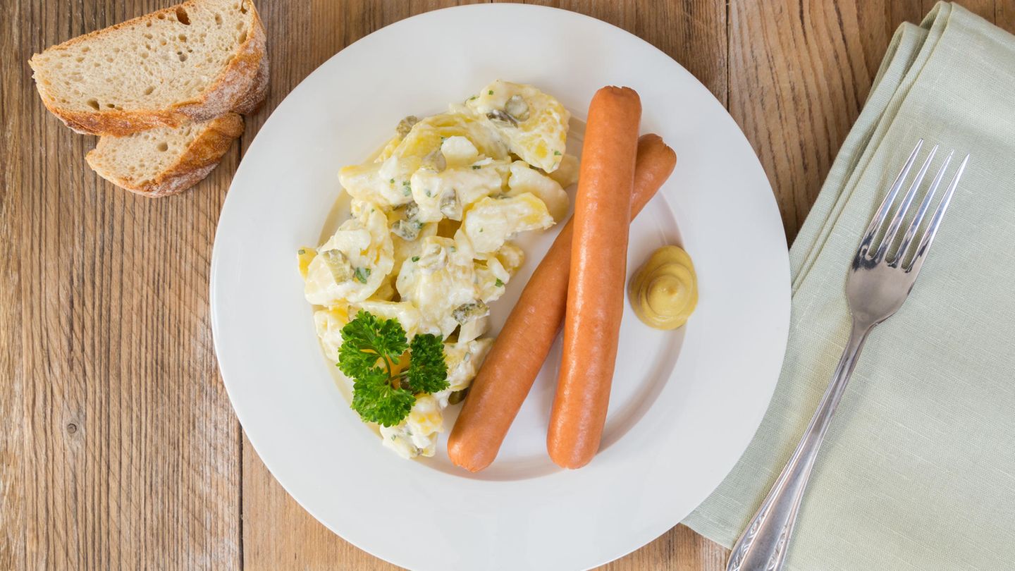 Kartoffelsalat mit Würstchen | BRIGITTE.de