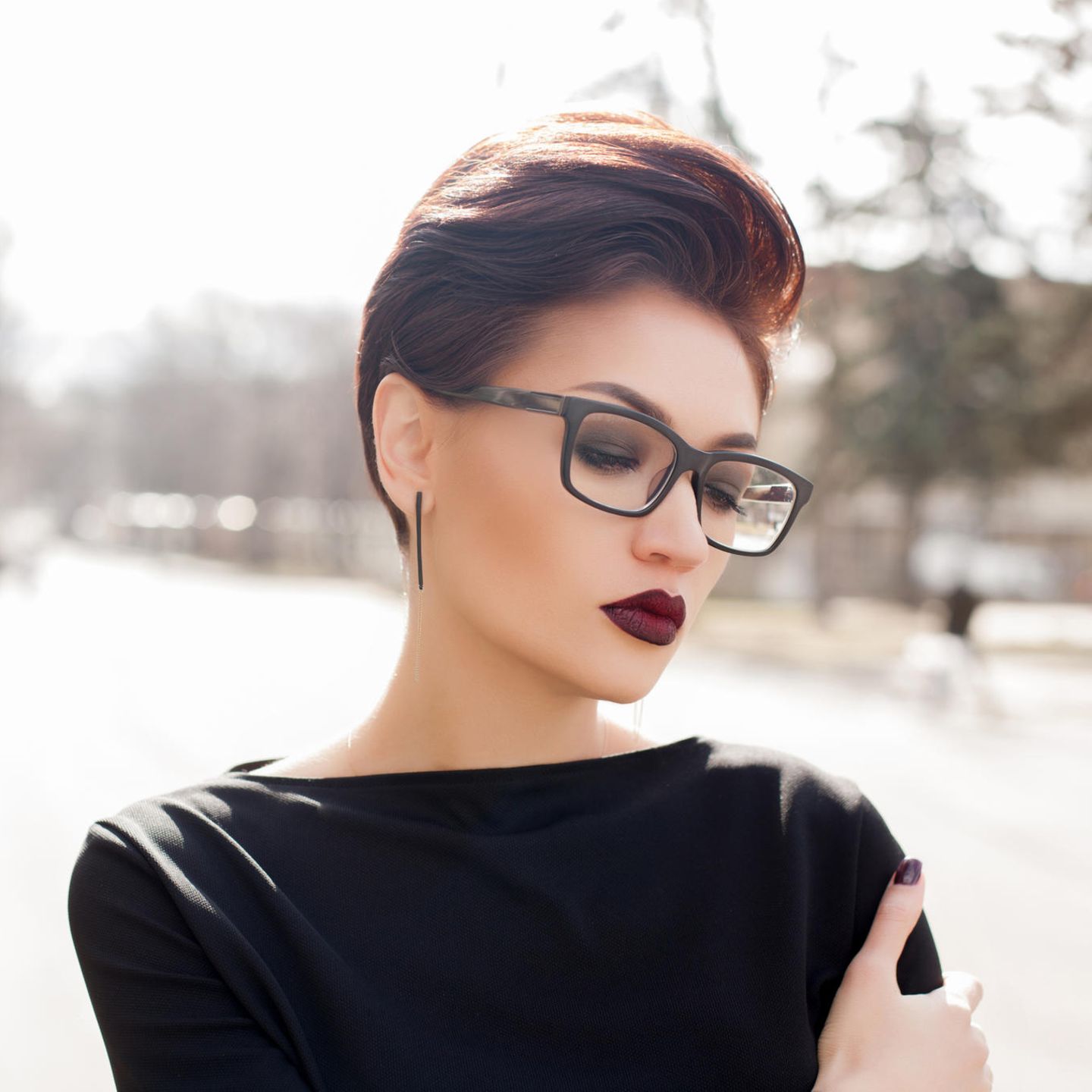 Frisuren mit Brille: Frau mit Undercut