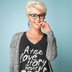 Frisuren mit Brille: Frau mit Kurzhaarschnitt