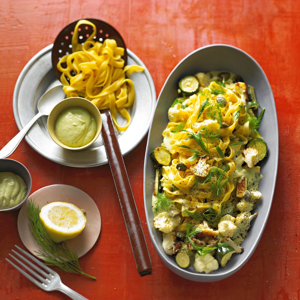 Mais-Fettuccine mit Blumenkohl und Avocado-Schmand