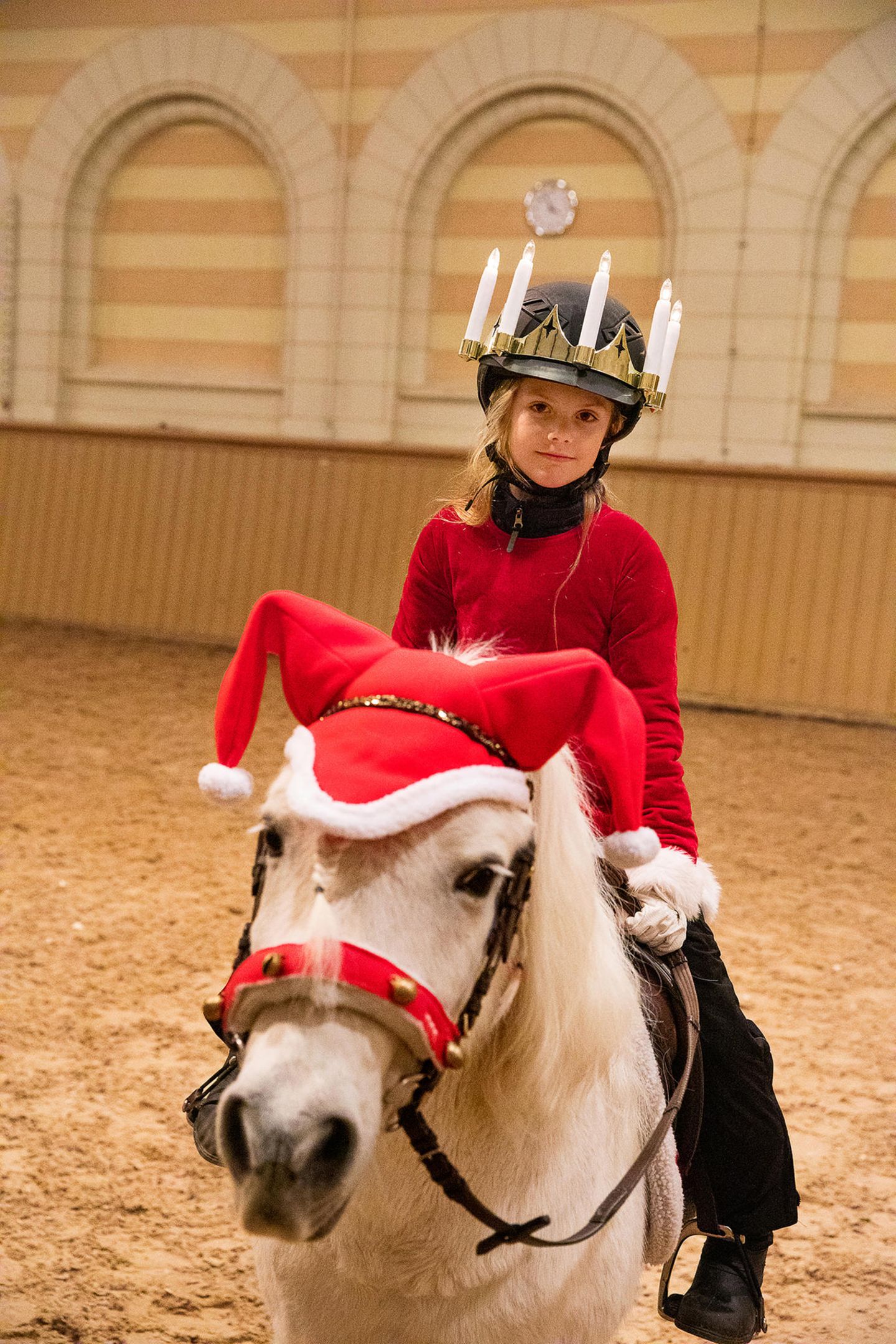 Royale Kinderfotos: Estelle reitet auf einem Pony