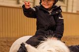 Royale Kinderfotos: Oscar reitet auf einem Pony