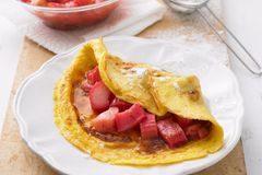 Pfannkuchen mit Rhabarberkompott Pfannkuchen mit Rhabarberkompott