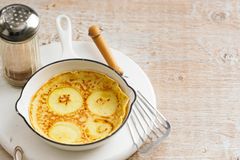Apfelpfannkuchen mit Zimtzucker Apfelpfannkuchen mit Zimtzucker