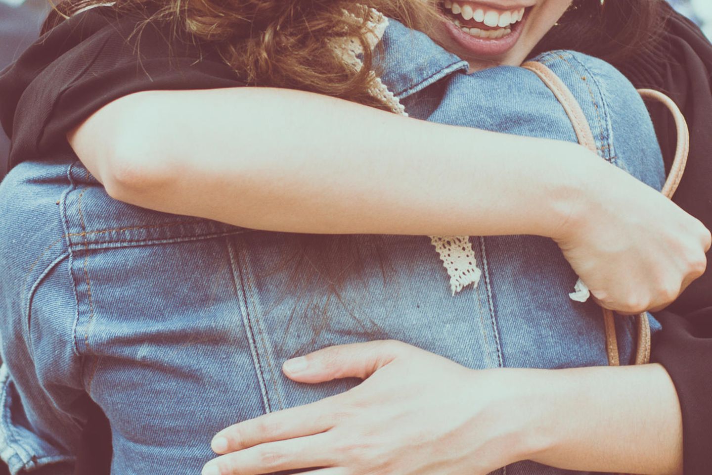 Dankbarkeit in Freundschaften - verlange ich zu viel?: Zwei Menschen umarmen sich