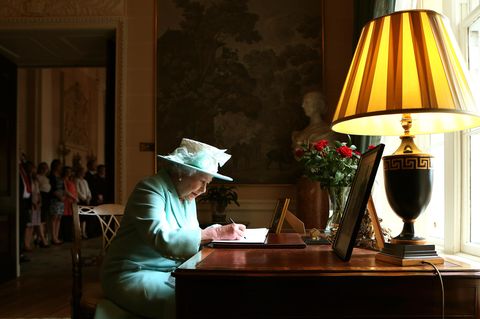 Queen Elizabeth II. unterschreibt etwas