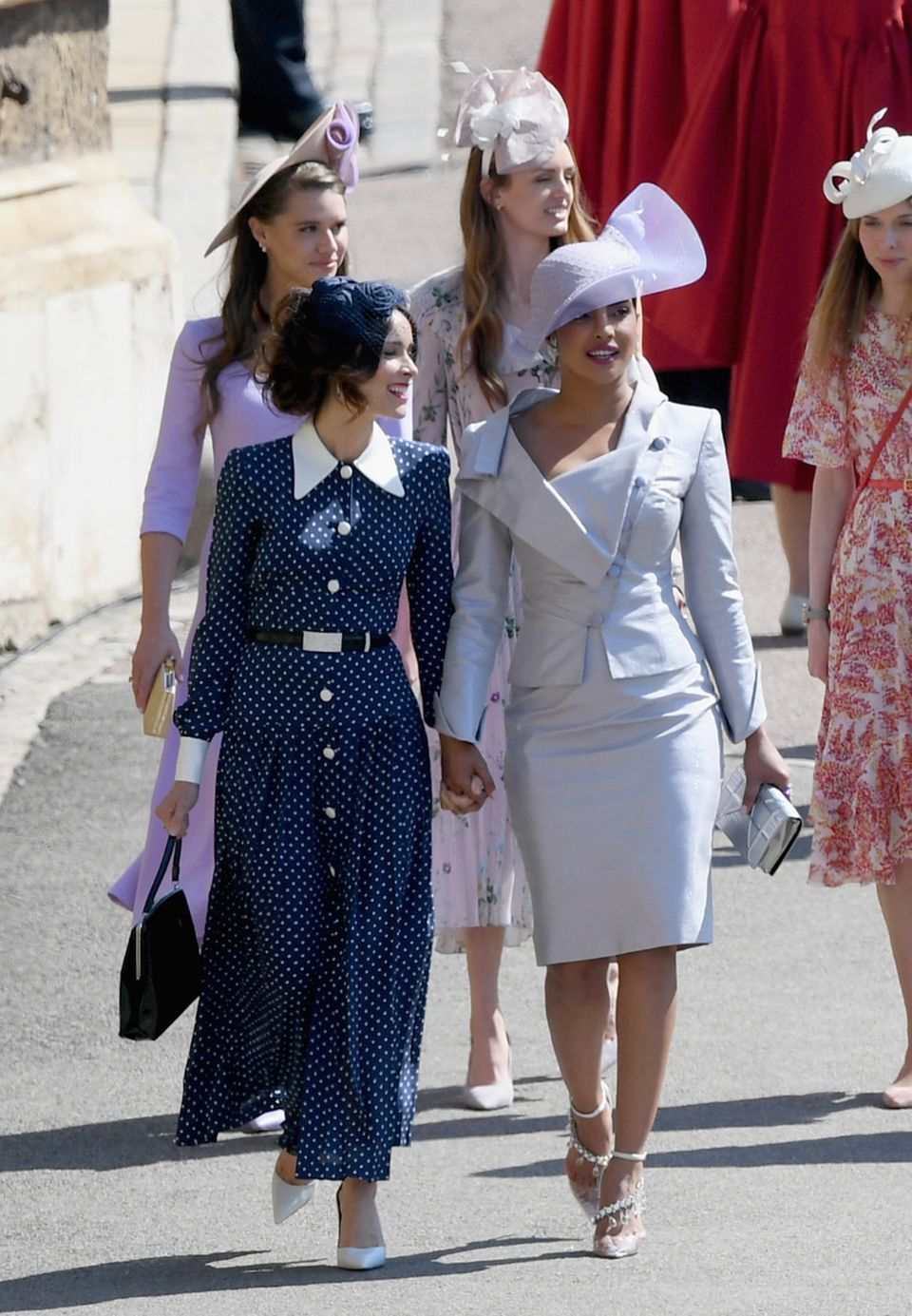 Gleiche Outfits der Royals: Abigail Spencer im Pünktchenkleid
