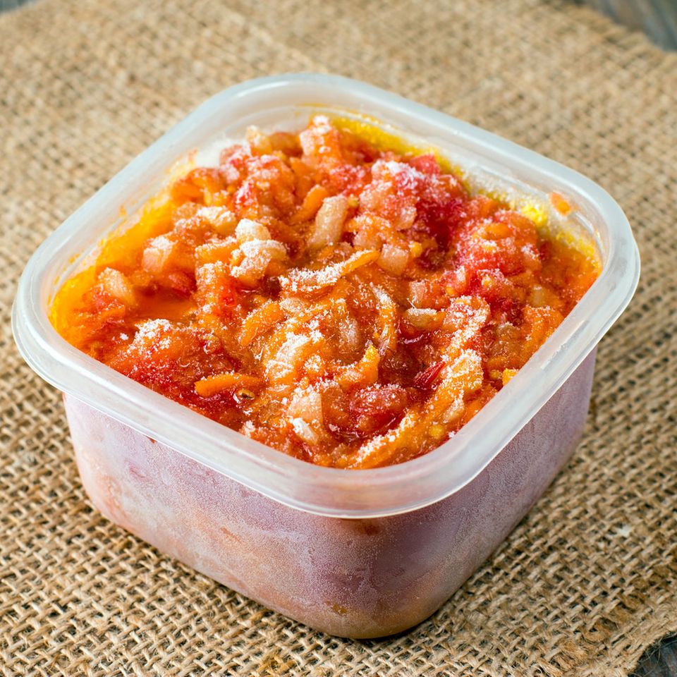 Nudeln einfrieren: Eingefrorene Nudeln mit Tomatensoße