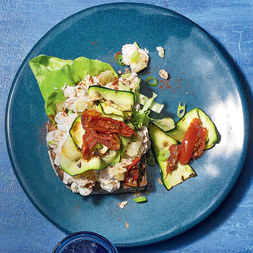 Stulle mit Pimento-Cheese und Zucchini