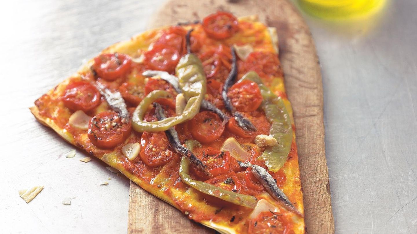 Yufka-Pizza mit Tomaten und Sardellen | BRIGITTE.de
