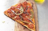 Yufka-Pizza mit Tomaten und Sardellen