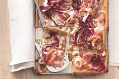 Vollkornpizza mit Pancetta und Radicchio Vollkornpizza mit Pancetta und Radicchio