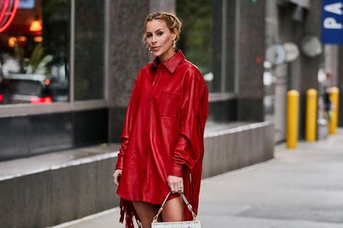 Trendfarben 2020: Frau im roten Kleid