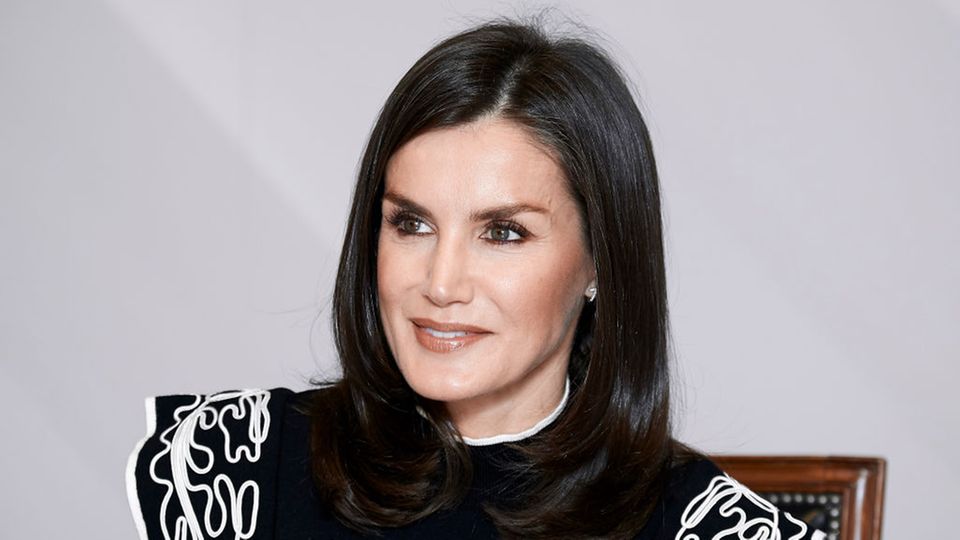 Letizia von Spanien trägt Rock in Schlangenlederoptik