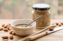 Mandelmus Veganes Frühstück: Mandelmus