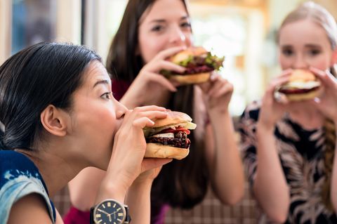 Cheat Day: Frauen essen Hamburger