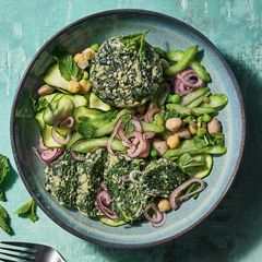 Zucchini-Bohnen-Salat mit Spinat-Flan