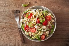Spaghettisalat Spaghettisalat auf einem Teller