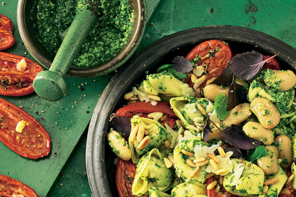 Tortelloni-Salat mit Löwenzahn-Pesto Tortelloni-Salat mit Löwenzahn-Pesto