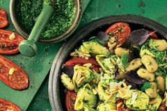 Tortelloni-Salat mit Löwenzahn-Pesto Tortelloni-Salat mit Löwenzahn-Pesto