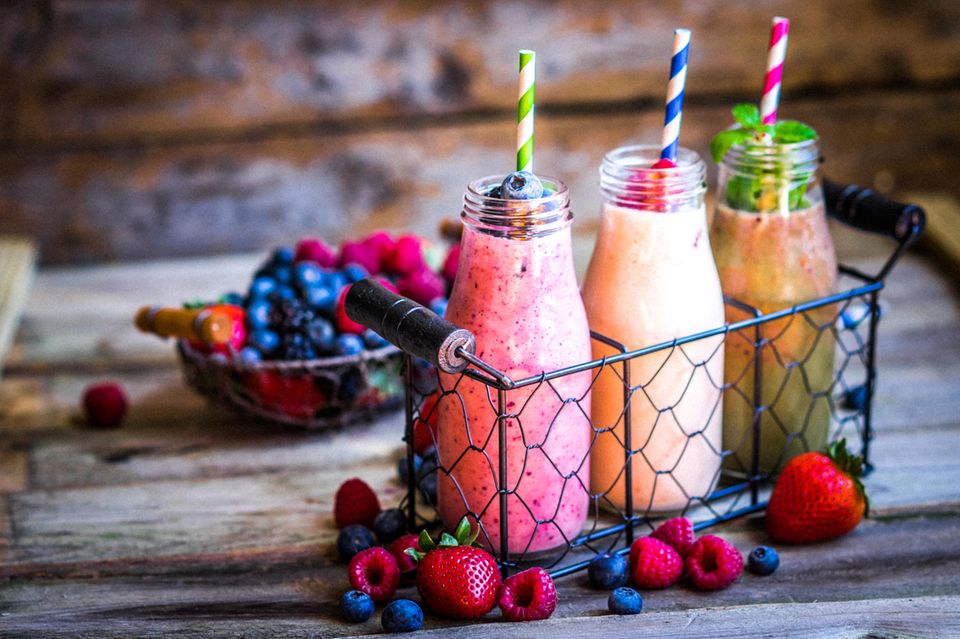 Kalorien im Frühstück: Frühstücksdrinks Frische Smoothies in Metallkörbchen