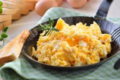 kalorien im Frühstück: Eier Rührei in Pfanne mit Toast