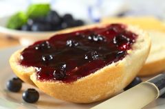 Kalorien im Frühstück: Marmeladenbrötchen Halbes Brötchen mit Blaubeermarmelade
