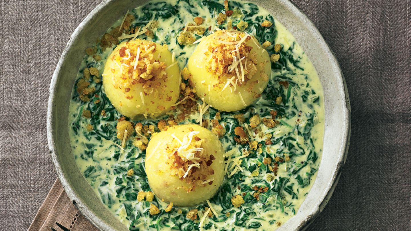 Kartoffelknödel mit Spinat-Käse-Soße | BRIGITTE.de